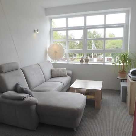 App. Weisses Haus Apartment Хохен Нойендорф Екстериор снимка