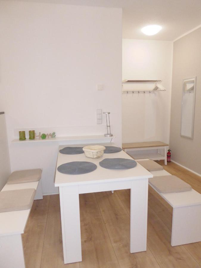 App. Weisses Haus Apartment Хохен Нойендорф Екстериор снимка