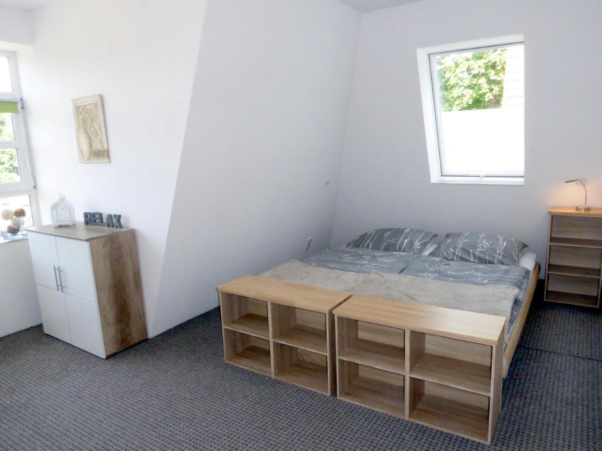 App. Weisses Haus Apartment Хохен Нойендорф Екстериор снимка