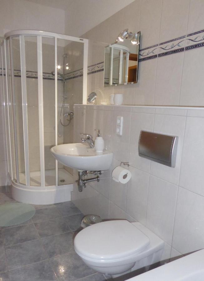 App. Weisses Haus Apartment Хохен Нойендорф Екстериор снимка