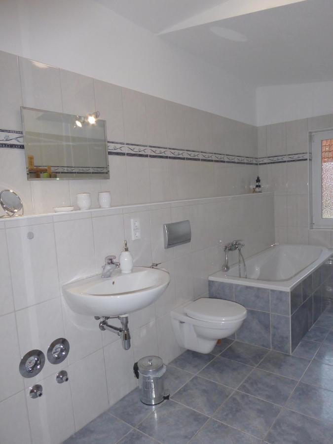 App. Weisses Haus Apartment Хохен Нойендорф Екстериор снимка